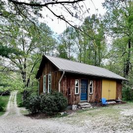 Charming Vacation Rental in a Barn on a Horse Farm near Afton Mountain in Virginia，位于Afton的酒店