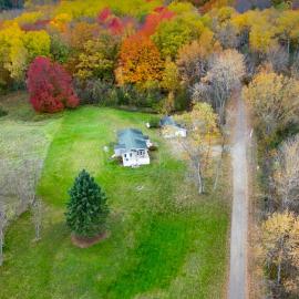 Cute Vista View Home on Acreage，位于Hale的酒店