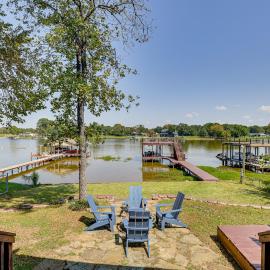 Lakefront Escape w/ Game Room & Dock in Mabank!，位于Mabank的酒店