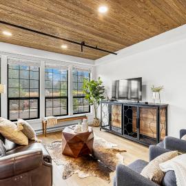 The Loft- Steps from the Lake & Dining- This newly renovated 2 bedroom loft in the heart of McCall，位于McCall的酒店