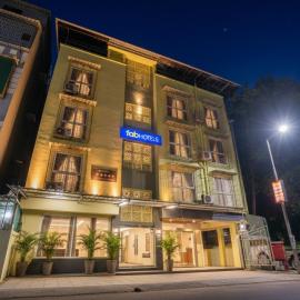 FabHotel Utsav Residency，位于潘韦尔的酒店