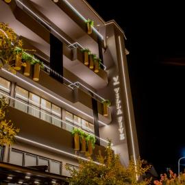 Villa Five Hotel，位于Lushnjë的酒店