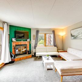 Snow Mountain Condo: Hot Tub + Shuttle to Resort，位于西多佛的酒店