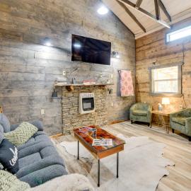 Lake Eufaula Access: Cozy Wood Cabin w/ Yard!，位于Abbeville的酒店