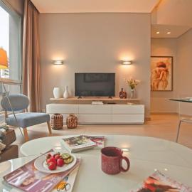 Comfy - 1BR Apt W Pool & Gym in Gemmayze，位于Ar Rumayl的酒店