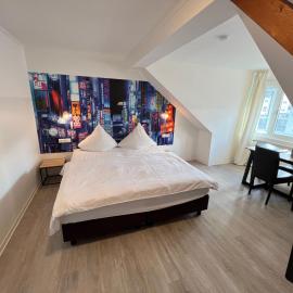 Hotel Bitzer Backnang Zentrum 24h Check In Frühstück zubuchbar gratis Parkplätze，位于巴克南的酒店