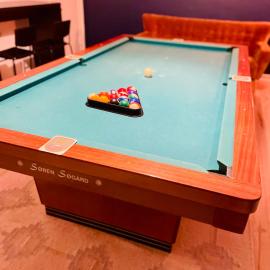 Modern 7-Bedroom Villa for Large Families & Groups，位于勒兹比的酒店