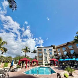 Holiday Inn Express & Suites Naples Downtown - 5th Avenue by IHG，位于那不勒斯的酒店
