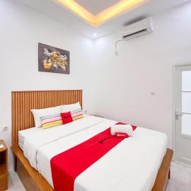 RedDoorz near Alun Alun Tanjunganom Nganjuk 2，位于Warujayeng的酒店