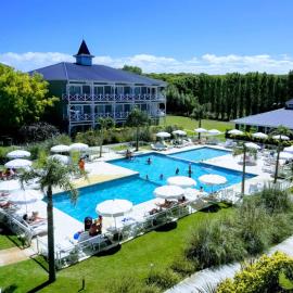 Howard Johnson Hotel & Convention Center Madariaga - Carilo，位于卡里罗的酒店