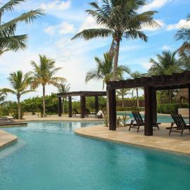 Eubea Luxury beachfront penthouse，位于Uaymitun的酒店