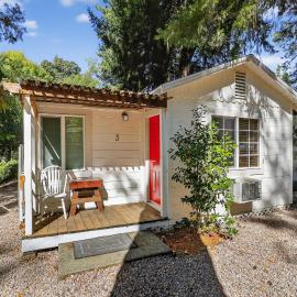 Rouge Cobb Mountain Hotel - Cabin 3，位于Cobb的酒店