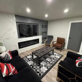 Cozy 3-Bedroom Basement Suite with Private Entrance，位于温尼伯的酒店