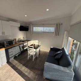 Erin's Bunker Charming Chalet next to Golf Club，位于Australind的酒店