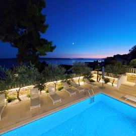 Luxury Beachfront Villa Carlisa，位于契奥沃岛的酒店
