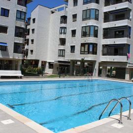 Apartamentos Zarautz Playa4, con piscina y garaje，位于扎鲁亚斯的酒店