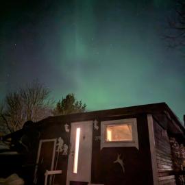 Senja - Charming cottage by the sea with terrace and fantastic view，位于芬斯内斯的酒店