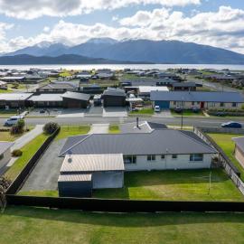Fiordland Vista Lodge - Te Anau Holiday Home，位于蒂阿瑙的酒店