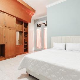 Elza House near Kalimalang RedPartner，位于Cikunir Satu的酒店