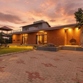 StayVista at Zen Grove with Bonfire, Lawn，位于海得拉巴的酒店