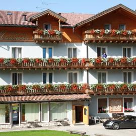 Albergo Miramonti，位于拉瓦罗内的酒店