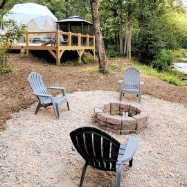 Geodome Nature Escape, Creekside, WIFI & Hot Shower，位于Purlear的酒店