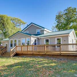 Deck & Hot Tub: Pet-Friendly Seneca Lake Home!，位于Ovid的酒店