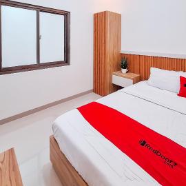 RedDoorz Syariah at Boemi 2 Guesthouse Tasikmalaya，位于Padayungan的酒店