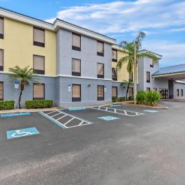 Days Inn & Suites by Wyndham Lakeland,位于莱克兰的酒店