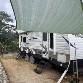 Comfortable Guest RV With EV charger Semi Rural Area，位于Bodfish的酒店