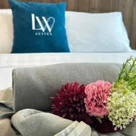 Jesselton Quay Kota Kinabalu City Centre by LW Suites，位于哥打京那巴鲁的酒店