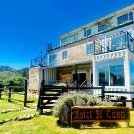 Container Cubo Hotel，位于克肯的酒店