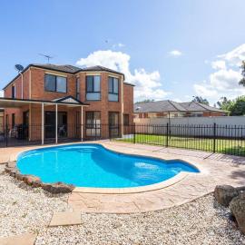 Spacious 4-Bedroom Family Retreat with Pool at Tarneit，位于Tarneit的酒店