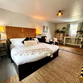 NookSide Nest 1 bedroom Upstairs suite King, Kitchenette, Parking，位于Carleton Place的酒店