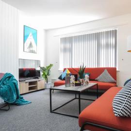 Tudors eSuites - 4 Bedroom House with Garden & 9 Beds #29B，位于Parkside的酒店