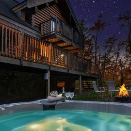 LOG CABIN w HOT TUB, BEACH access, near of TREMBLANT，位于Labelle的酒店