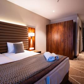 Puzzle Hotel Airport Frankfurt，位于吕塞尔斯海姆的酒店