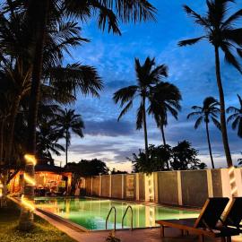 Nilaveli Hybrid Holiday Hotel，位于尼拉瓦利的酒店