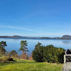 Koselig feriehus ved fjorden med panorama utsikt