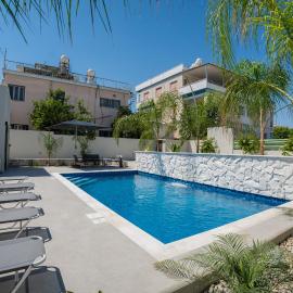 Raise Cityscape Limassol Suites，位于利马索尔的酒店