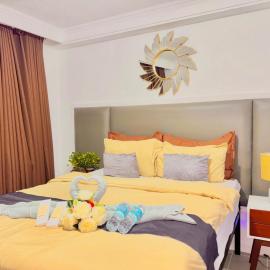 Minimalist studio with Luxury bed Good for 1-4pax High speed WiFi with Netflix Free Pool & Parking，位于Suba的酒店