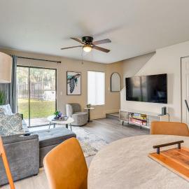 2 Mi to UF Campus: Modern Condo w/ Pool Access!，位于盖恩斯维尔的酒店