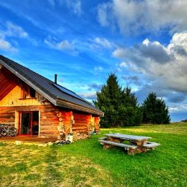 Feel Timber House，位于Moux-en-Morvan的酒店