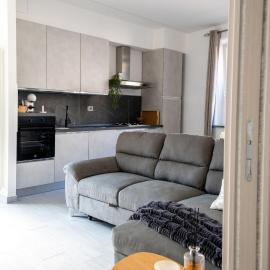 Luani's Apartments，位于萨卢佐的酒店