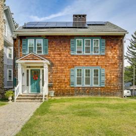 Walk to Hudson River Waterfront: Newburgh Home，位于纽堡的酒店