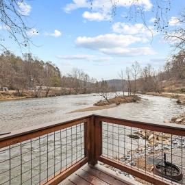 All Tuckered Out - Riverfront Cabin, Fish, Hike & 5 Minutes to Sylva!，位于西尔瓦的酒店