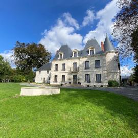Studio Cosy dans les granges d un château accès spa，位于瓦雷讷沃泽勒的酒店