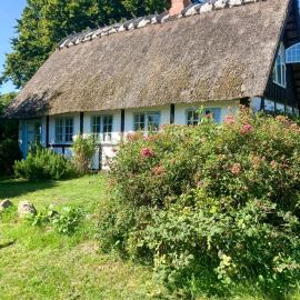 Charming Holiday Home From 1870 On Fejø，位于Vejrø的酒店