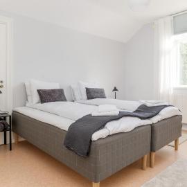Bright, fresh apartment in the heart of Kopparberg，位于Kopparberg的酒店