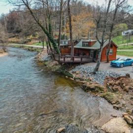 Tiny Bearadise - Riverfront Cabin, Deck, Fire Pit & Near the Smoky Mountains!，位于西尔瓦的酒店